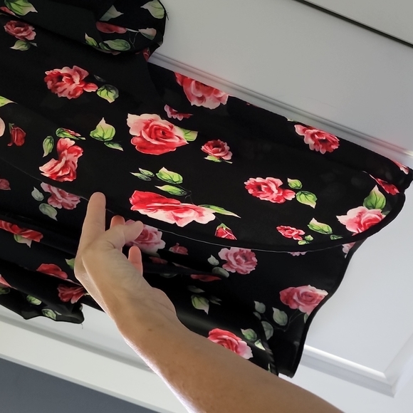 DEB black with red roses open front kimono! - Picture 4 of 5